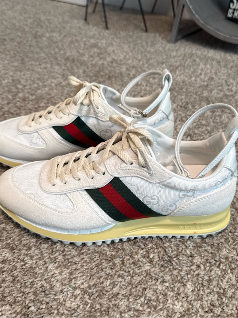 Authentic Gucci Cream Sneakers with Signature Green & Red Web small red spots - Picture 2 of 11